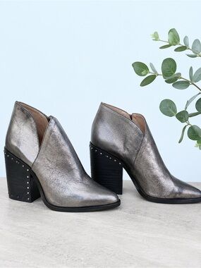 Vince Camuto Metallic Pewter Leather Ankle Booties Size 7M / EU 37